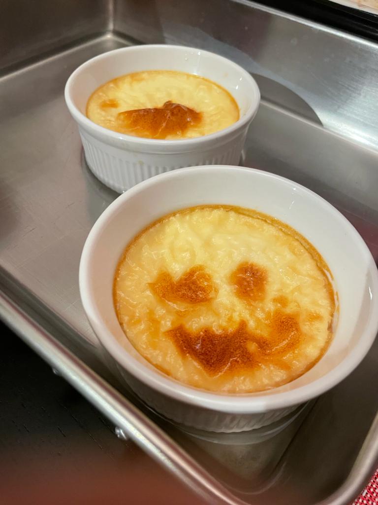 有時妹妹放假回來，講開有乜嘢想食，兩姐妹就高談闊論，大談吃過啲乜、有乜嘢是好吃的，而我卻完全無印象。此時大女大聲說：「你梗係唔知啦！以前我哋想食乜，就同工人姐姐講，都係工人姐姐煮畀我哋食，你都唔知道我哋食過啲乜！鍾意或唔鍾意食乜嘢！」圖為妹妹第一次學整的焗雞蛋布甸。